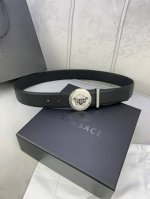 宽度4.0Cm Versace此款腰带采用柔软牛皮革于意大利精制而成，配有白 金色圆形腰带扣，戒指镶钻 钢扣镶钻装饰的美杜莎。