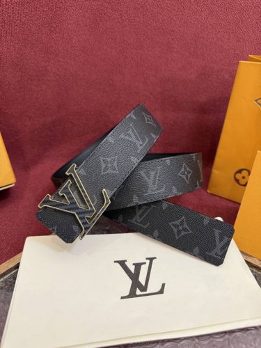 Lv男士新款皮带寬度4Cm 訂製帆布面料飾有全新的圖案效果 颜色纯正 衬托進口小牛皮配色底 搭配精緻的字母搭扣 手感极佳