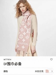 今年热度最高的嫩粉拼白围巾本款Lvessential围巾聚焦大元素，以Monogram图案和路易威登标识宣示品牌底蕴，搭配柔美流苏饰边，成就Reykjavik围
