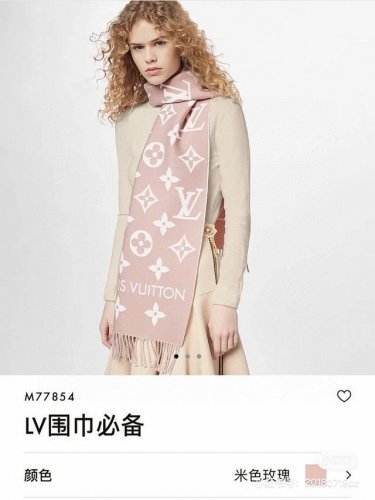 今年热度最高的嫩粉拼白围巾本款Lvessential围巾聚焦大元素，以Monogram图案和路易威登标识宣示品牌底蕴，搭配柔美流苏饰边，成就Reykjavik围