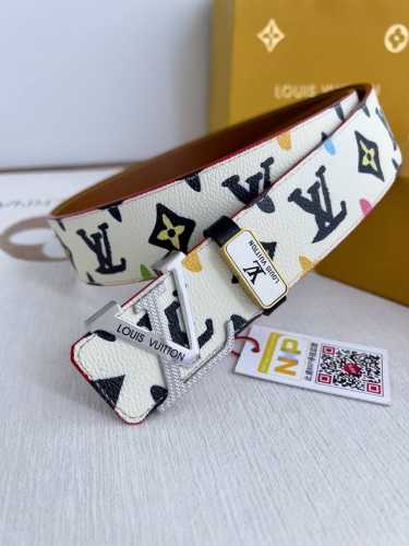 品名： Lv..路易..威登腰带皮带原单 型号：挂扣，经典纯钢材质面字母挂扣，头层牛皮，图片实物拍摄 材料：头层牛皮，挂扣系列，纯钢材质扣头，钯镀电镀工艺永不掉
