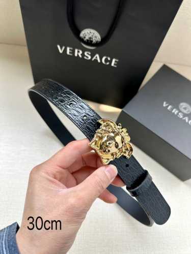 特 Versace宽度3.0Cm 此款腰带由优质皮革制成，饰有la Greca彰显个性设计。该铆钉腰带饰有la Greca五金搭扣配件，打造versace造型。