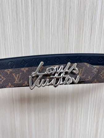 当季新款，腰带取材雍容牛皮革和 Monogram 帆布，便于随心切换两 式风尚。路易威登手写体标识化身为宽幅金属搭扣，于中央点亮视线 焦点，可为休闲和正式造型注 - 点击图像关闭