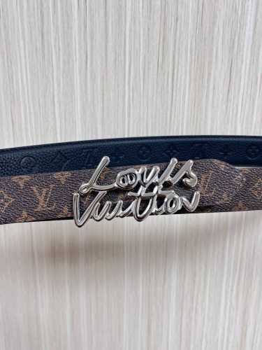 当季新款，腰带取材雍容牛皮革和 Monogram 帆布，便于随心切换两 式风尚。路易威登手写体标识化身为宽幅金属搭扣，于中央点亮视线 焦点，可为休闲和正式造型注