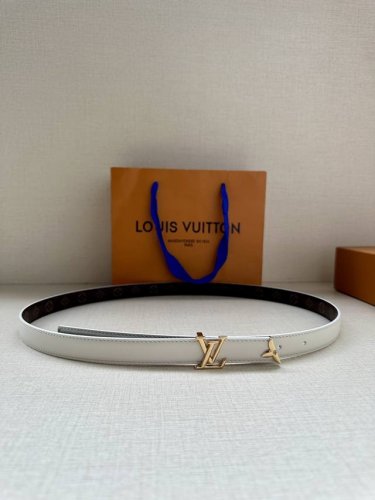 本款2.0宽 Pretty Lv 双面腰带凝聚路易威登的奇巧匠艺。由 Monogram 花卉取下的部分点缀末端，与 Lv 字母搭扣共同闪烁金属光泽，细腻皮革和