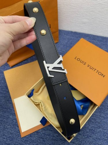 品牌 Lv 3.0Cm 描述 这款饰有lv带扣的腰带配以水牛皮衬里，覆以monogram 牛皮。展现细腻的品牌特质，是牛仔裤的理想配件 Lv字母带扣 Monog