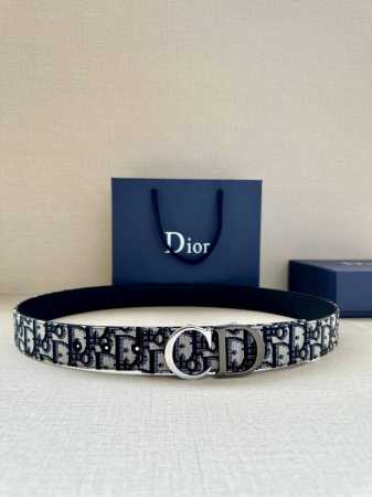 宽度3.5Cm Dior 这款腰带扣采用“Cd”标志造型，以不锈钢金属覆精心打造。可与各式 35 毫米腰带搭配，提升格调，打造优雅精致的造型。 - 点击图像关闭