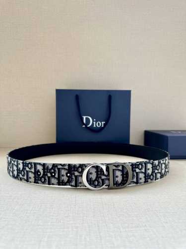 宽度3.5Cm Dior 这款腰带扣采用“Cd”标志造型，以不锈钢金属覆精心打造。可与各式 35 毫米腰带搭配，提升格调，打造优雅精致的造型。
