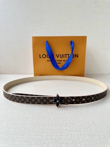 2.0宽 Lv Iconic 腰带令传统元素焕现摩登魅力。纤细尺寸可穿过束带圈或单独收拢腰线，Iconic 搭扣流露优雅格调，双面设计实现更多造型可能一面 Mo