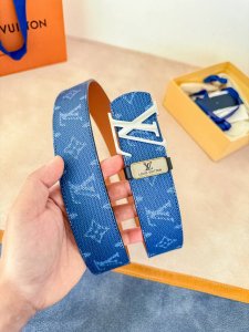 品名： Lv..路易..威登腰带皮带原单 DDD 型号：挂扣，经典纯钢材质挂扣，头层牛皮，图片实物拍摄 DDD 材料：头层牛皮，挂扣系列，纯钢材质扣头，钯镀电镀