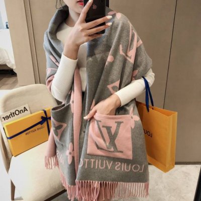 欧版货专营 超级个性的一款，新款Lv口袋巾，双面提花长须围巾，时尚大牌风格，做工精致手感好，送礼自用超高性价比。多年龄段可用，保暖装饰两不误，Size: 180
