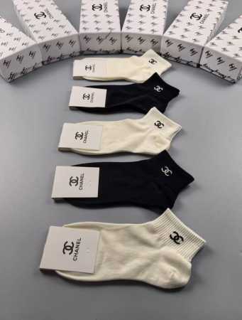 特 Chanel 香奈儿香家新品女款袜子 一盒五双 纯棉材质，柔软舒适透气，提花经典双C，炒鸡Nice，大牌出街，潮人必备超好搭 - 点击图像关闭