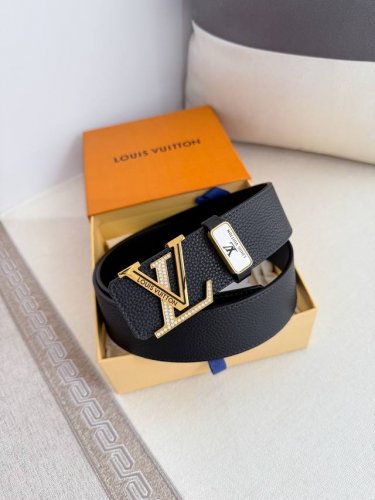 品名： Lv..路易..威登腰带皮带原单 型号：挂扣，经典纯钢材质镶钻挂扣，头层牛皮，图片实物拍摄 材料：头层牛皮，挂扣系列，纯钢材质扣头，钯镀电镀工艺永不掉色