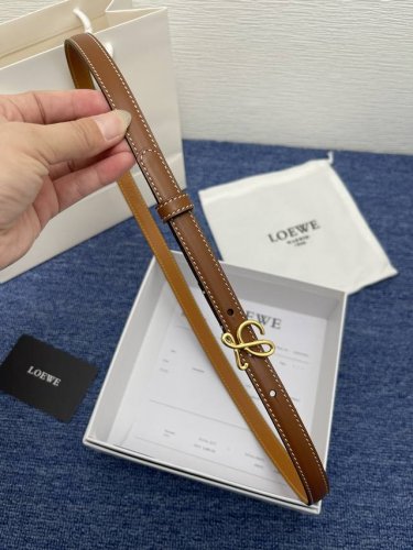 品牌 罗意威 特 描述 经典系列新品腰带，采用小牛皮材质，完美搭配手工车线，两款经典配色，可搭配商务西装或更为休闲的造型。腰带为法国尺寸，请在购买前参阅腰带尺寸