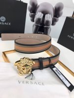 此款皮革腰带饰有标志性的Versace美杜莎头像搭扣，彰显品牌格调。是一款精美的衣橱必备单品。4.0Cm宽