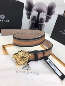 此款皮革腰带饰有标志性的Versace美杜莎头像搭扣，彰显品牌格调。是一款精美的衣橱必备单品。4.0Cm宽