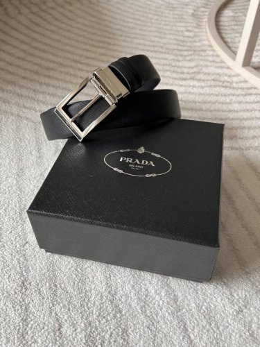 特 Prada 普拉达 专柜同款 男士双面用腰带 宽3.4Cm 带身采用一面saffiano黑色牛皮另一面黑色光滑牛皮 搭配简约旋转亮白针扣，承载着品牌象征性的