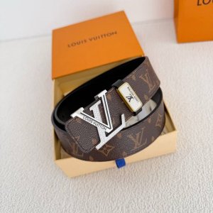 品名： Lv..路易..威登腰带皮带原单 型号：挂扣，经典纯钢材质镶钻挂扣，头层牛皮，图片实物拍摄 材料：头层牛皮，挂扣系列，纯钢材质扣头，钯镀电镀工艺永不掉色
