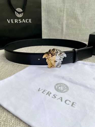 宽度4.0Cm Versace 范思哲 此款山羊皮腰带的搭扣饰有品牌标志性的金 银色闪光Virtus五金配件。