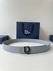 宽度3.5Cm这款 35 毫米双面腰带结合典雅气质与摩登风范。黑色光滑牛皮革款式，一面饰以同色调压花 Cd Icon 标志。可搭配各式 35 毫米腰带扣。压花