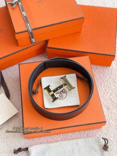 款 H Day 精品五金 搭配进口Togo皮 宽度38Mm 以其精湛工艺高品质材料和经典设计备受推崇 是男士腰带顶级选择 简约大气 适合商务和休闲场合 产品手感