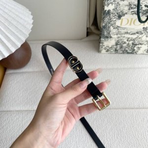Dior新款腰带，采用精致头层皮制作，手感柔软，舒适细腻，精品针扣搭配最新款珐琅戒指，精致优雅，时尚大方。宽1.5Cm