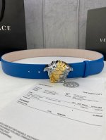 宽度4.0Cm Versace 范思哲 此款柔软的皮带饰有金、银双色3D美杜莎腰带扣，可搭配正装或休闲牛仔装。