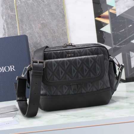 这款 Dior Hit The Road 信使包是本季新品，将现代风格与 Dior 的高订精神融为一体。采用迪奥黑Cd Diamond 图案帆布和光滑牛皮革精心 - 点击图像关闭