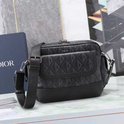 这款 Dior Hit The Road 信使包是本季新品，将现代风格与 Dior 的高订精神融为一体。采用迪奥黑Cd Diamond 图案帆布和光滑牛皮革精心