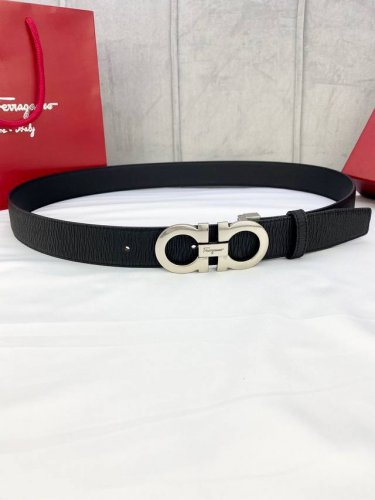 特P180 宽度3.5Cm Ferragamo（菲拉格慕）牙签纹双面头层牛皮配有复古金属Gancio扣。该皮带可调节，且能根据需要剪裁达到修身效果 /