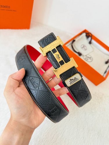 品名： 爱玛仕.Hermes腰带 皮带 原单 型号：挂扣，经典纯钢材质扣头，双面头层牛皮，图片实物拍摄 材料：双面头层牛皮，挂扣系列，纯钢材质扣头，镀钯电镀工艺