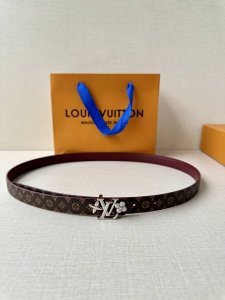 2.0宽Mini Lv 双面腰带以华美皮革和标志性 Monogram 帆布演绎两式风范，为纤细构型融入莹泽 Lv Initiales 金属搭扣