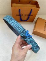 4.0宽:路易威登与草间弥生再度联袂，在合作系列中推出 Lv X Yk Lv Webbing 腰带，于棉布表面重绘这位日本艺术家多次解构的南瓜图案。