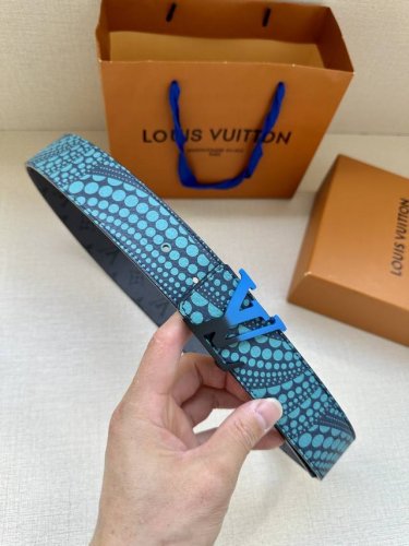 4.0宽:路易威登与草间弥生再度联袂，在合作系列中推出 Lv X Yk Lv Webbing 腰带，于棉布表面重绘这位日本艺术家多次解构的南瓜图案。