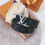 特 ：配送专柜全套礼盒包装。 Lv 40 毫米双面腰带将 帆布和柔软小牛皮分饰两面，以摩登视角重绎路易威登的经典设计，更有 Lv 字母搭扣绘上标志性一笔。搭提供