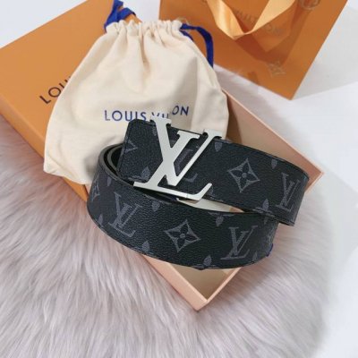 特 ：配送专柜全套礼盒包装。 Lv 40 毫米双面腰带将 帆布和柔软小牛皮分饰两面，以摩登视角重绎路易威登的经典设计，更有 Lv 字母搭扣绘上标志性一笔。搭提供