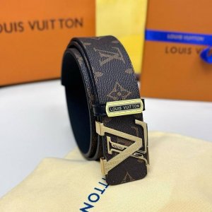 高端品质，实物拍摄 批 配全套包装 品牌：驴家最新款 扣头材质：精品实心钢扣 带身材质正面：40Mm宽度采用双面进口原版皮腰带 双面可用 。真空电镀五金扣头实