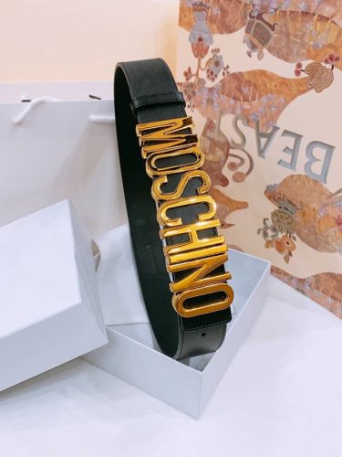 Moschino 百搭字母搭扣，双面头层平纹腰带 宽4.0Cm。奢华百搭上身效果巨好