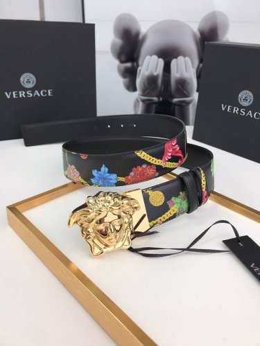 此款双面腰带采用光滑的Saffiano皮革制作，并配有3D美杜莎腰带扣。一面为单色设计，另一面饰有Tabloid印花。此款印花既是对当下名人文化的暗示，又是对由