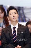 Dior男士 Cd绣标领带 ，稀有展现精湛手工与时尚优雅的理想选择，这款采用Do家最经典极具标志性Logo提花制成的领带，以同色调手法演绎的更显雅致风范。让男士