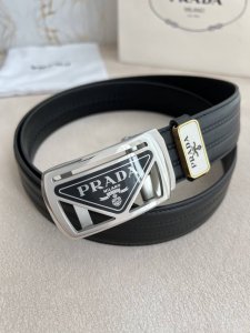 品名：普拉达.Prada 腰带 皮带自动带 型号：自动带，经典亚克力纯钢材质自动扣，图片实物拍摄 材料：百分百头层牛皮，保证真皮。24K纯钢扣专柜同等质量， 双