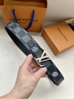 特 4.0宽Lv Line 双面腰带令抛光搭扣的 L 字呈现摩登无论搭配经典 Monogram 牛皮革，均可释放儒雅气度。