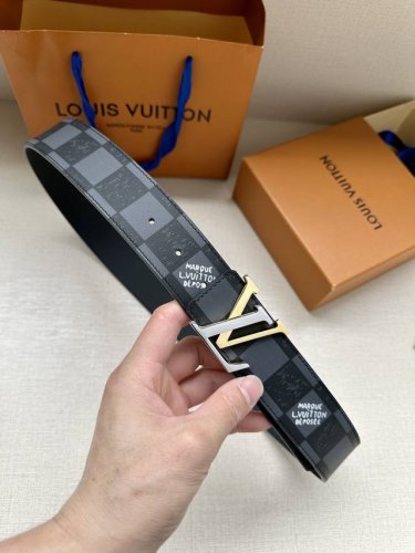 特 4.0宽Lv Line 双面腰带令抛光搭扣的 L 字呈现摩登无论搭配经典 Monogram 牛皮革，均可释放儒雅气度。