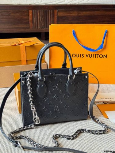 头层牛皮 Lv Onthego 小号手袋 黑色 压花纹 本款 Onthego 小号手袋出自 Monogram Bold 系列，以利落构型点睛 2025 春夏秀场