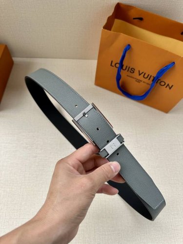 特P190 Vendome 腰带将内敛格调与雍容气度融为一体。Vendome 金属搭扣和 Taga 压纹皮革相得益彰，圈环镂刻 Lv 字母，印证品牌精湛匠艺。