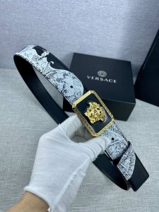 宽度4.0Cm Versace范思哲此款Palazzo腰带采用牛皮革面料制作，并饰有Le Pop Classique图案印花和标志性的美杜莎五金配件。
