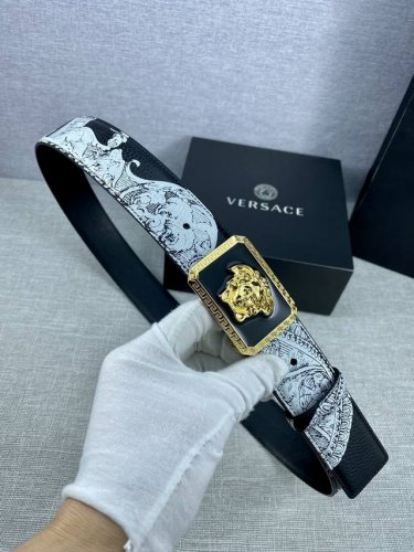 宽度4.0Cm Versace范思哲此款Palazzo腰带采用牛皮革面料制作，并饰有Le Pop Classique图案印花和标志性的美杜莎五金配件。