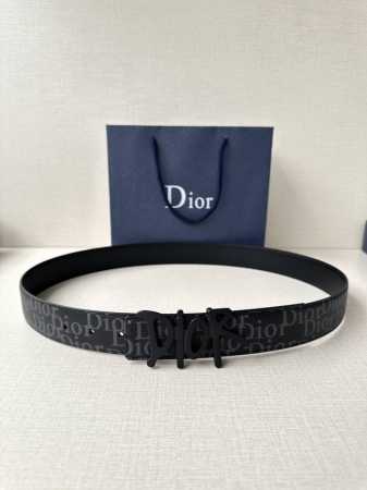 宽度3.5Cm Dior 这款不锈钢金属腰带扣是春季系列新品，展示 Cd Icon 标志和 Oblique Cosmo 图案，致敬 Dior 的经典图案。可与各 - 点击图像关闭
