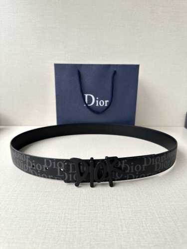 宽度3.5Cm Dior 这款不锈钢金属腰带扣是春季系列新品，展示 Cd Icon 标志和 Oblique Cosmo 图案，致敬 Dior 的经典图案。可与各