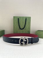 宽度4.0Cm Gucci 互扣式双g带原单钢扣，源自品牌现代风格典藏设计，经过重新诠释而别具新意。呈现于纤细的皮革腰带之上。